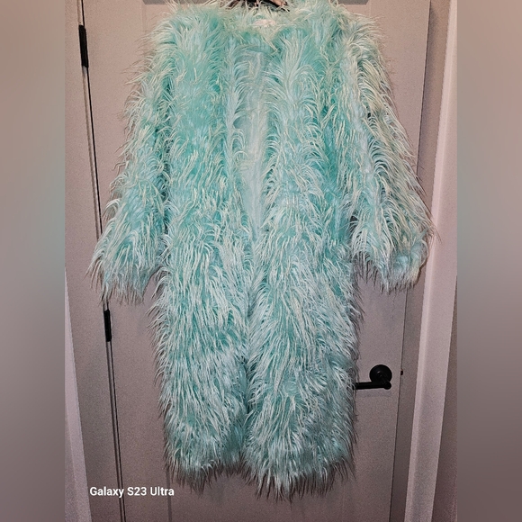 Shaggy long faux Fur - Picture 2 of 4